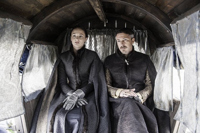 Game Of Thrones - Die Kriege, die da kommen - Filmfotos - Sophie Turner, Aidan Gillen