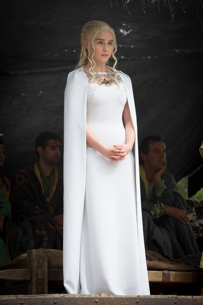 Game of Thrones - Season 5 - The Gift - Photos - Emilia Clarke