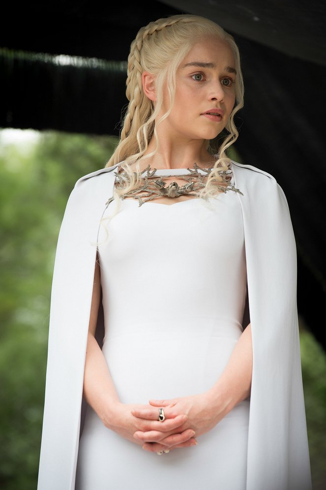 Game of Thrones - Season 5 - The Gift - Photos - Emilia Clarke