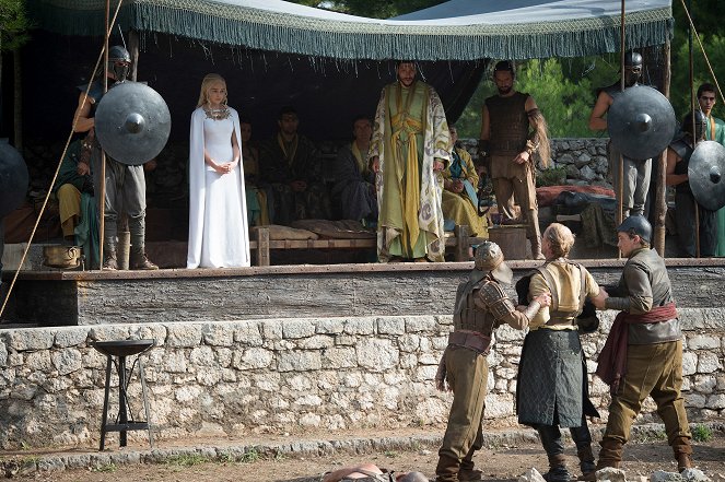 Game of Thrones - Season 5 - The Gift - Photos - Emilia Clarke, Joel Fry