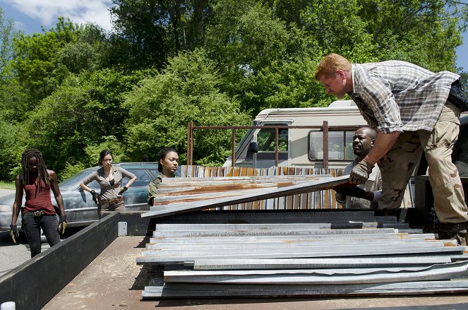 The Walking Dead - Season 6 - Vállvetve - Filmfotók - Danai Gurira, Lennie James, Michael Cudlitz