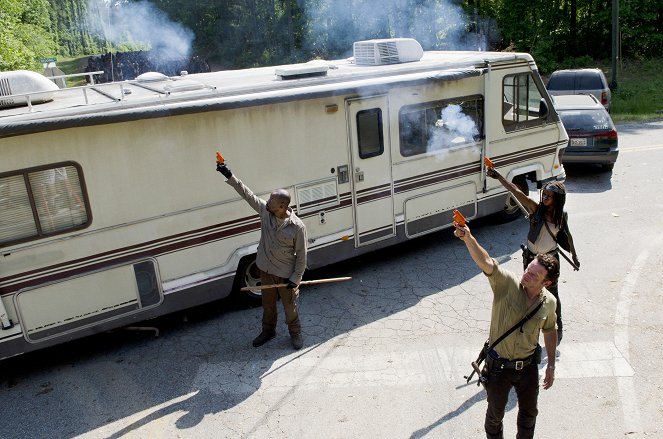 The Walking Dead - Herdentrieb - Filmfotos - Lennie James, Andrew Lincoln, Danai Gurira