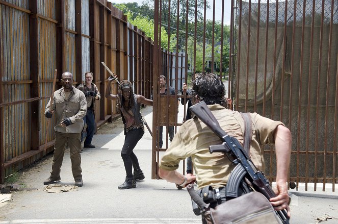 The Walking Dead - Hier und Jetzt - Filmfotos - Lennie James, Danai Gurira