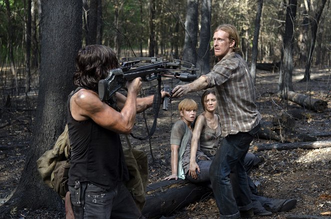 The Walking Dead - Always Accountable - Photos - Liz E. Morgan, Christine Evangelista, Austin Amelio