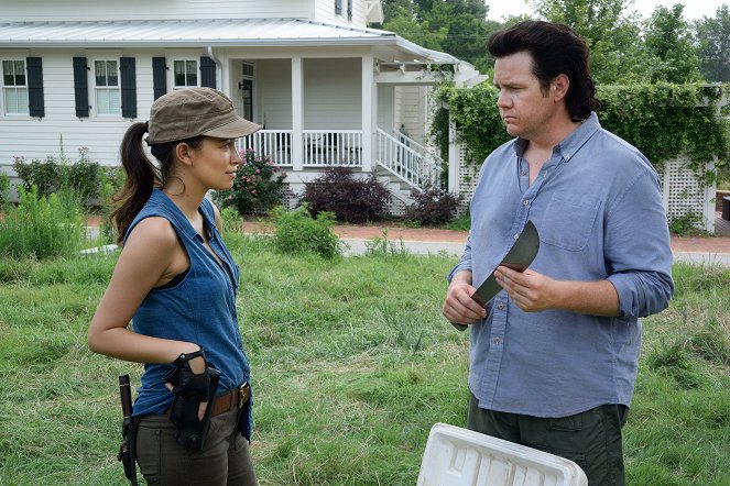 Żywe trupy - Season 6 - Głowy do góry - Z filmu - Christian Serratos, Josh McDermitt