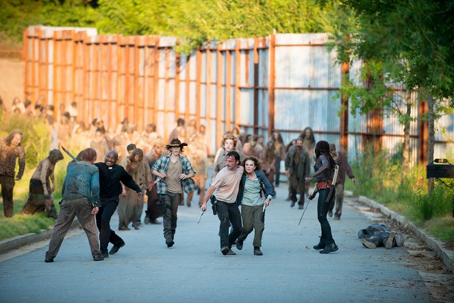 The Walking Dead - Nicht das Ende - Filmfotos - Seth Gilliam, Chandler Riggs, Andrew Lincoln, Tovah Feldshuh