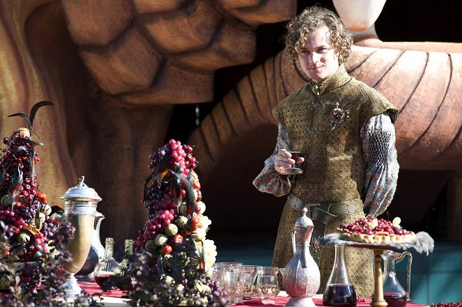 Game of Thrones - The Lion and the Rose - Photos - Finn Jones