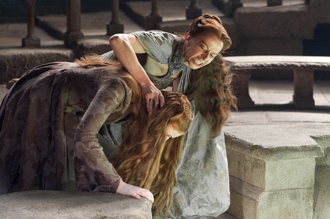 Game of Thrones - Season 4 - Mockingbird - Photos - Sophie Turner, Kate Dickie