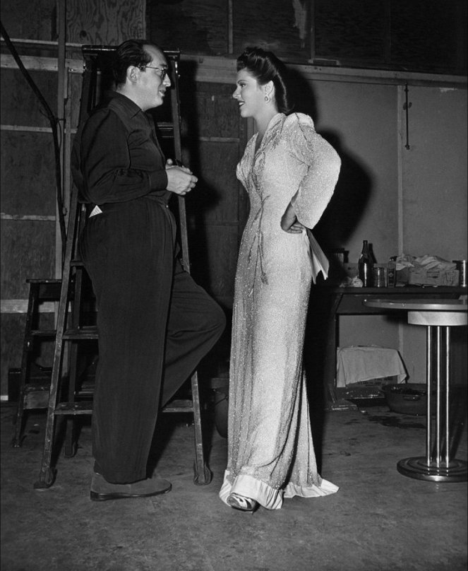 Between Us Girls - Tournage - Henry Koster, Diana Barrymore