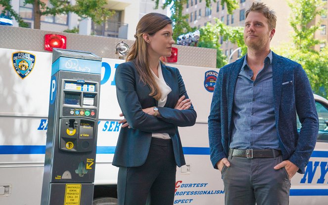 Limitless - Badge! Gun! - De la película - Jennifer Carpenter, Jake McDorman