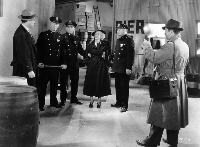 Front Page Woman - Filmfotos - George Brent, Bette Davis, Wade Boteler, Roscoe Karns