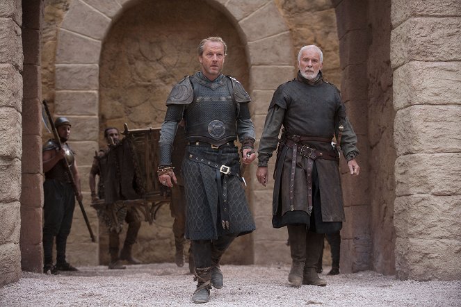 Game of Thrones - Season 3 - Walk of Punishment - Photos - Iain Glen, Ian McElhinney