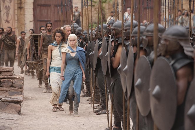 Game of Thrones - Voici que son tour de garde est fini - Film - Nathalie Emmanuel, Emilia Clarke