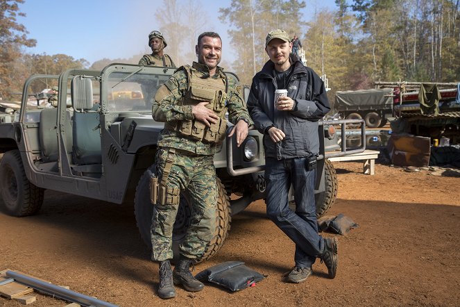 Pátá vlna - Z natáčení - Liev Schreiber, J Blakeson