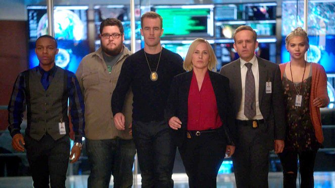 CSI: Cyber - Season 1 - The Evil Twin - Photos - Shad Moss, Charley Koontz, Brady Smith, Patricia Arquette, Peter MacNicol, Hayley Kiyoko