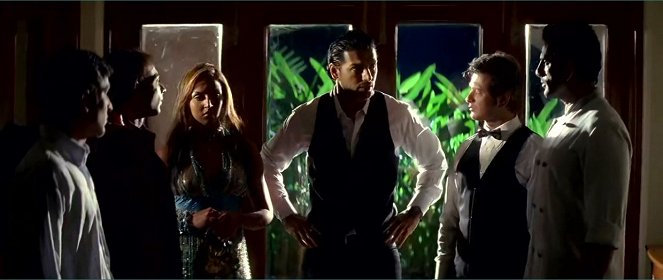 Dhoom - Die Jagd beginnt - Filmfotos - Mehul Bhojak, Uday Chopra, Esha Deol, John Abraham, Sanjay M. Singh