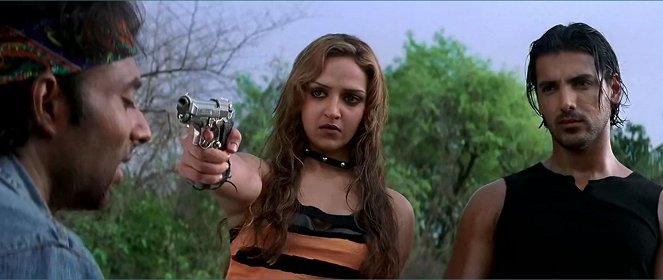 Dhoom - Die Jagd beginnt - Filmfotos - Esha Deol, John Abraham