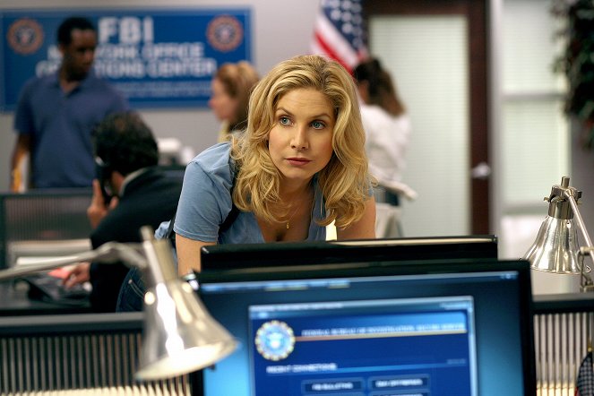V - There Is No Normal Anymore - Van film - Elizabeth Mitchell