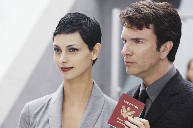 V - A Bright New Day - Photos - Morena Baccarin, Christopher Shyer