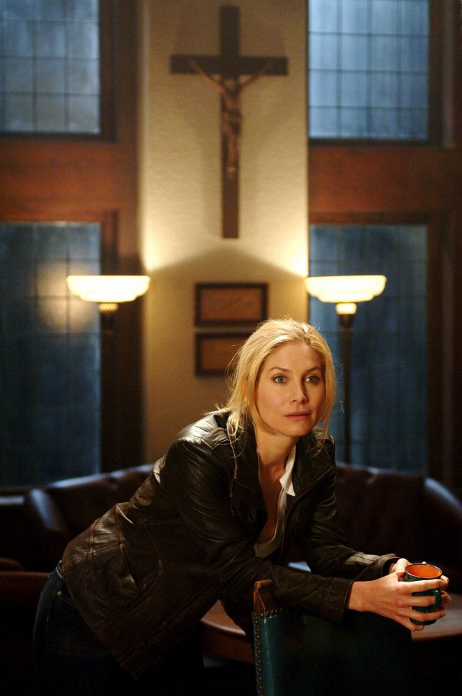 V - Die Besucher - It's Only the Beginning - Filmfotos - Elizabeth Mitchell