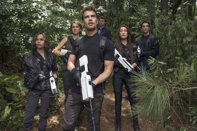 The Divergent Series: Allegiant - Van film - Zoë Kravitz, Shailene Woodley, Theo James, Ansel Elgort, Maggie Q, Miles Teller