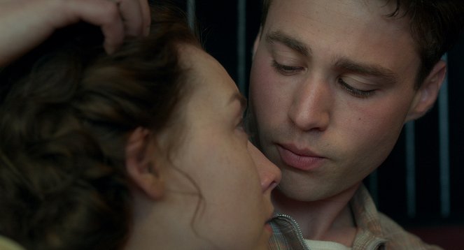 Brooklyn - Z filmu - Saoirse Ronan, Emory Cohen