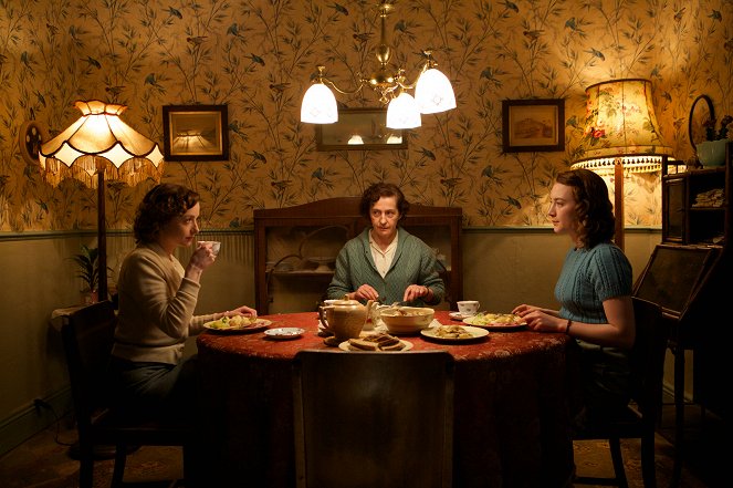 Brooklyn - Photos - Fiona Glascott, Jane Brennan, Saoirse Ronan