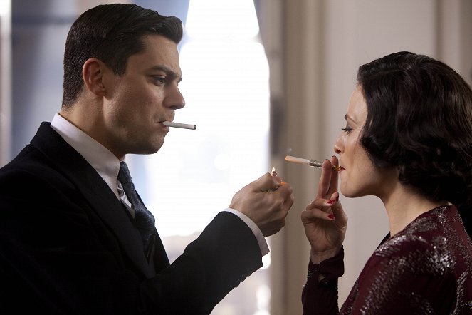 Człowiek, który został Bondem - Episode 1 - Z filmu - Dominic Cooper, Lara Pulver
