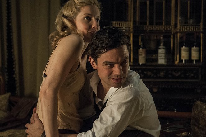 Fleming : The Man Who Would Be Bond - Episode 2 - Film - Annabelle Wallis, Dominic Cooper