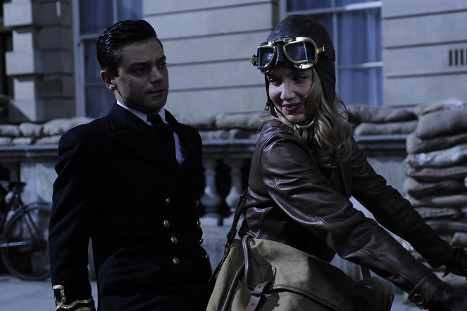 Człowiek, który został Bondem - Episode 2 - Z filmu - Dominic Cooper, Annabelle Wallis