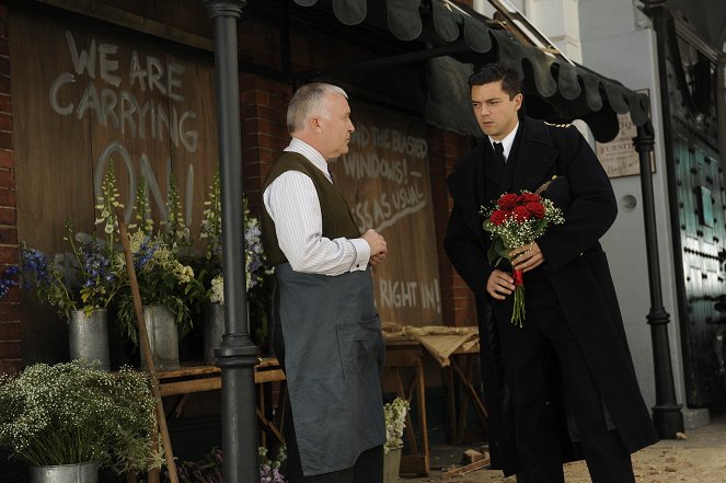 Człowiek, który został Bondem - Episode 2 - Z filmu - Dominic Cooper