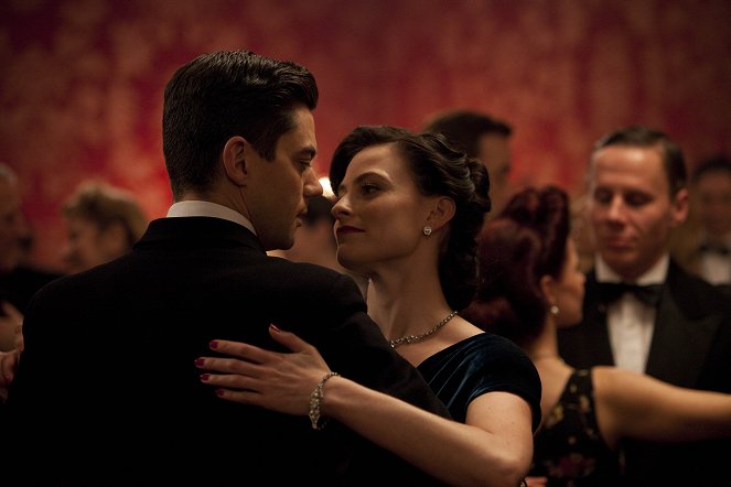 Człowiek, który został Bondem - Episode 2 - Z filmu - Dominic Cooper, Lara Pulver