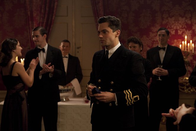 Człowiek, który został Bondem - Episode 2 - Z filmu - Dominic Cooper
