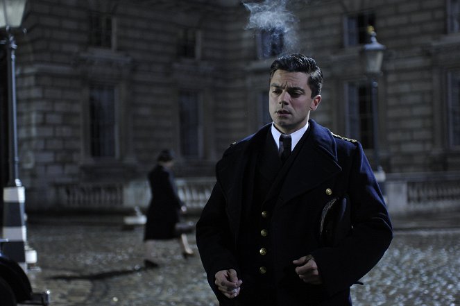 Człowiek, który został Bondem - Episode 3 - Z filmu - Dominic Cooper