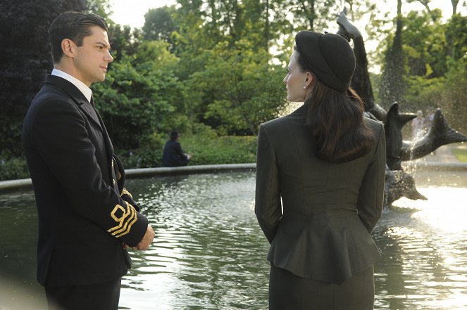 Człowiek, który został Bondem - Episode 4 - Z filmu - Dominic Cooper, Lara Pulver