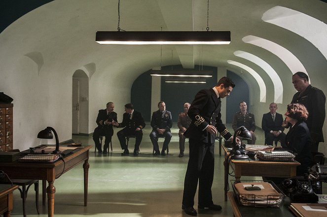 Człowiek, który został Bondem - Episode 4 - Z filmu - Dominic Cooper, Anna Chancellor