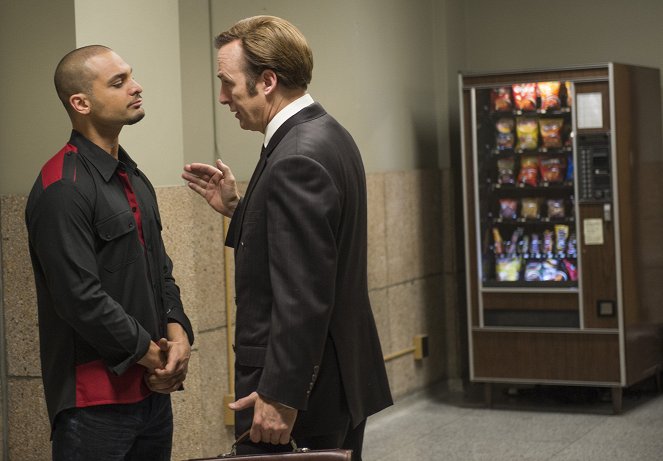 Better Call Saul - Season 1 - Held - Filmfotos - Michael Mando, Bob Odenkirk