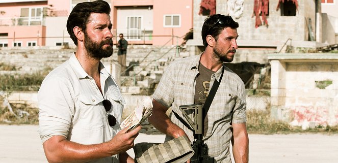 13 hodín: Tajní vojaci v Bengázi - Z filmu - John Krasinski, Pablo Schreiber