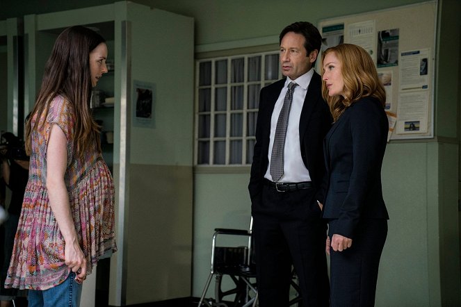 The X-Files - Founder's Mutation - Photos - Kacey Rohl, David Duchovny, Gillian Anderson