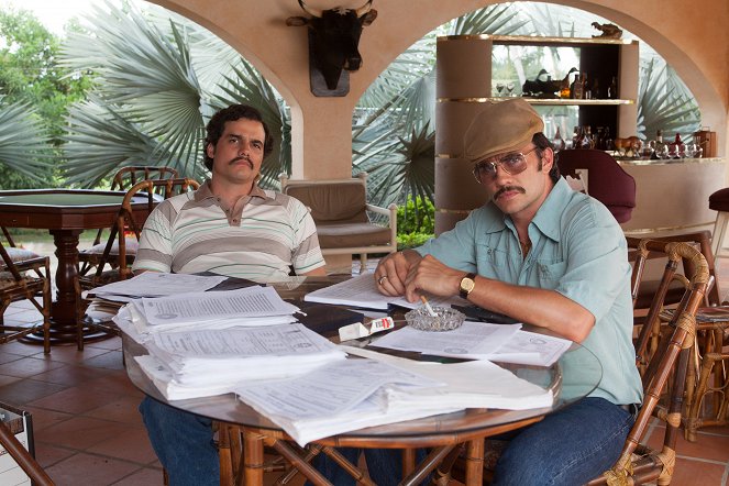 Narcos - The Palace in Flames - Photos - Wagner Moura, Juan Pablo Raba