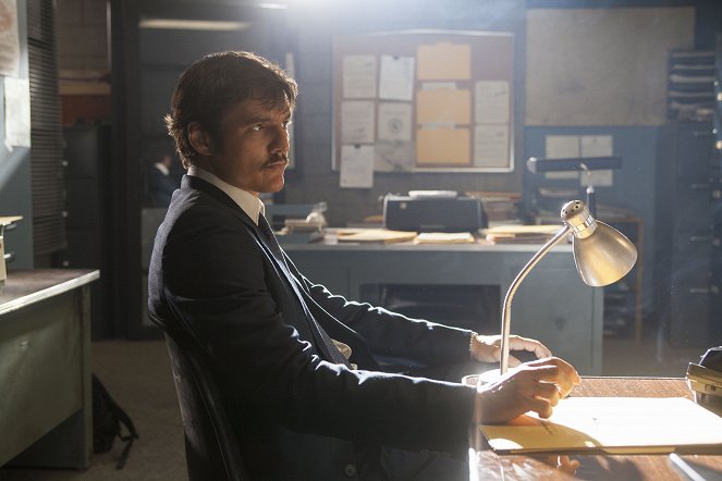 Narcos - Season 1 - The Palace in Flames - Photos - Pedro Pascal