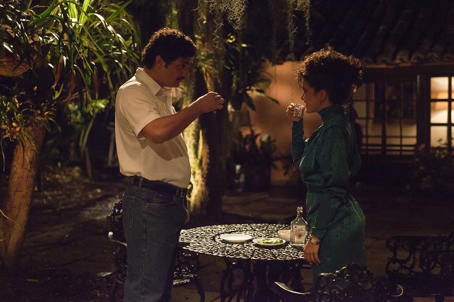 Narcos - There Will Be a Future - Photos - Wagner Moura, Paulina Gaitan