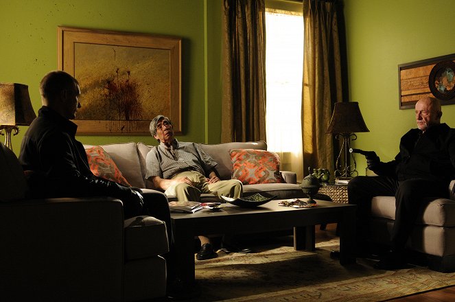 Breaking Bad - Season 5 - Madrigal - Filmfotos - Christopher King, James Ning, Jonathan Banks