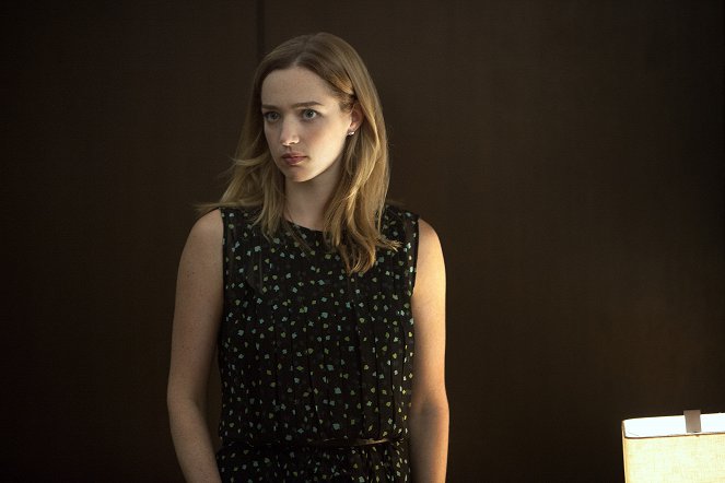 House of Cards - Chapter 4 - Photos - Kristen Connolly
