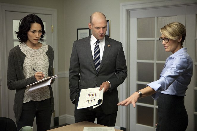 House of Cards - Chapter 6 - Photos - Sandrine Holt, Corey Stoll, Robin Wright