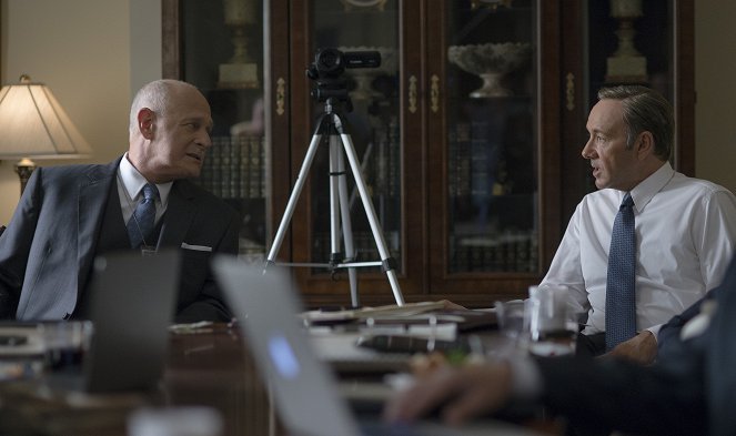 House of Cards - Season 2 - Chapter 16 - Photos - Gerald McRaney, Kevin Spacey