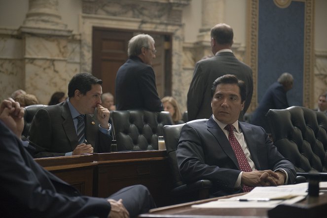 House of Cards - Season 2 - Senatoren in Handschellen - Filmfotos - Benito Martinez