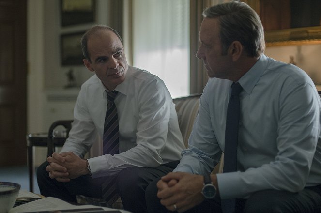 House of Cards - Chapter 24 - Photos - Michael Kelly, Kevin Spacey