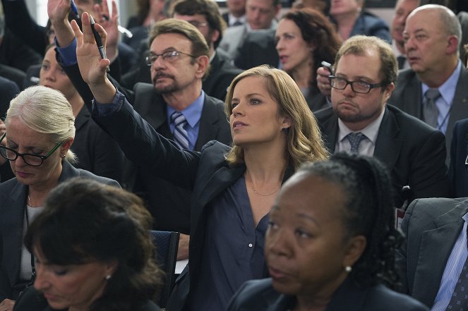 House of Cards - Chapter 35 - Photos - Kim Dickens
