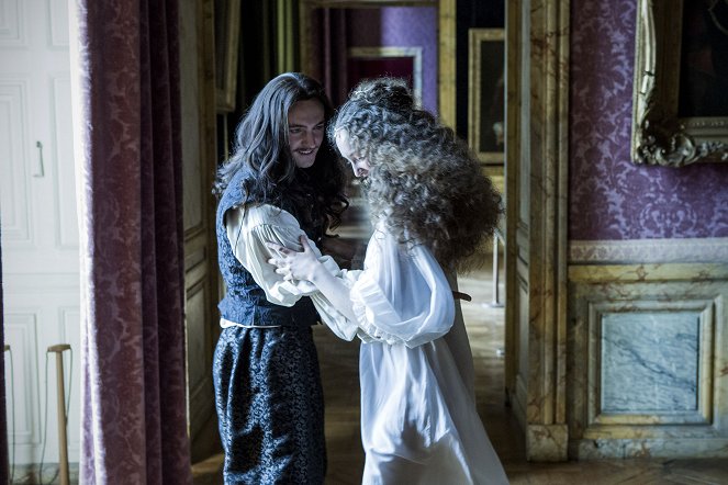 Versailles - Season 1 - Un roi sans château n'a rien d'un vrai roi - Photos - George Blagden, Sarah Winter